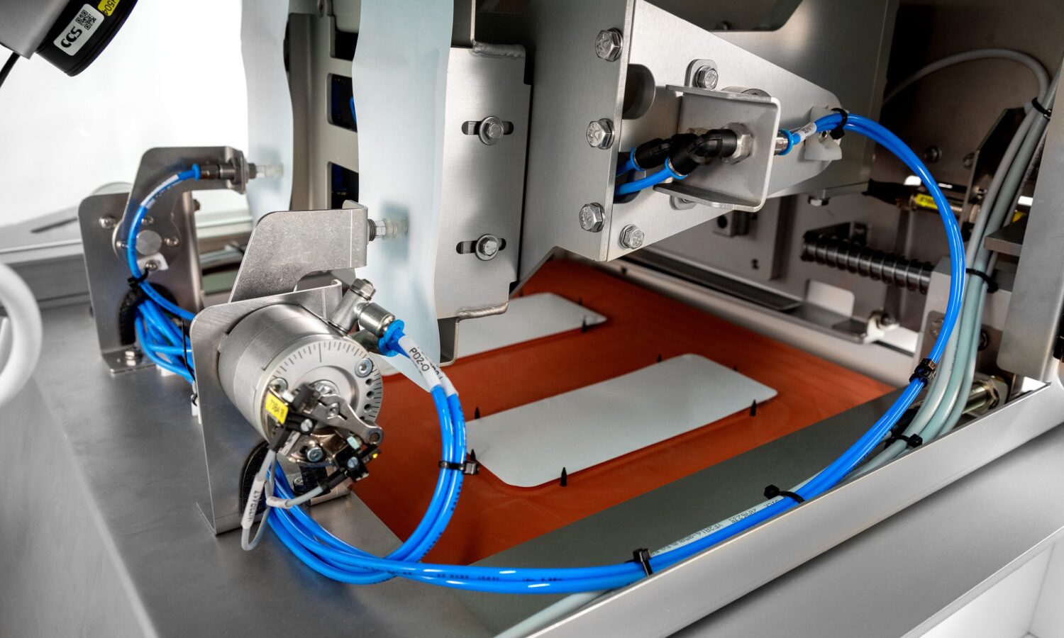 Cobot and automatic sheet dispenser NXB Sealer GTE Engineering